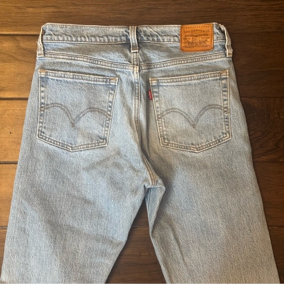 Levi’s Wedgie Straight Light Wash Distressed Jeans - women’s 27 - Picture 4 of 11